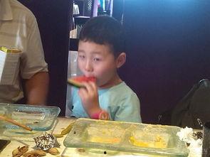 市内吃瓜拍照,一窥都市生活瞬间