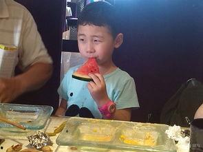 市内吃瓜拍照,一窥都市生活瞬间