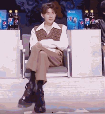 王源舞台吃瓜,这是要火了吗？