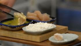 吃瓜看客的意思,旁观者的视角与心理解析