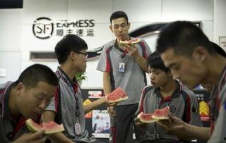 快递小哥路上吃瓜