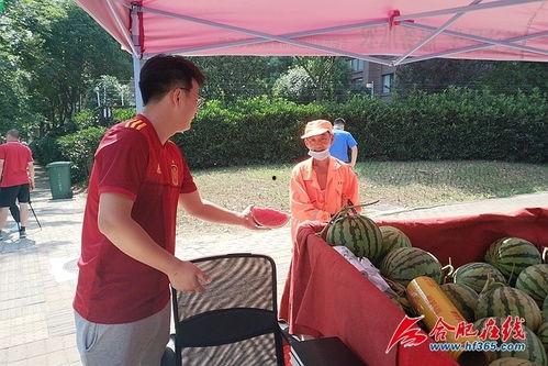 快递小哥路上吃瓜