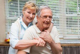 八十多岁老人吃瓜强牙,揭秘长寿秘诀之一