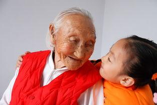 八十多岁老人吃瓜强牙,揭秘长寿秘诀之一