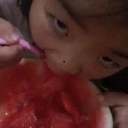 宝宝认真吃瓜视频