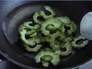 尿酸高可以吃凉瓜滑蛋吗,凉瓜滑蛋——适宜的清凉美食选择