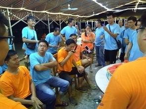 户外队友吃瓜,共享瓜果，共度欢乐时光