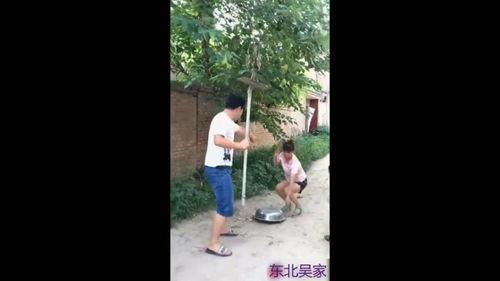 户外队友吃瓜,共享瓜果，共度欢乐时光