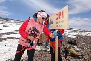 户外队友吃瓜,共享瓜果，共度欢乐时光